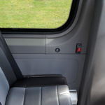 Minibus med USB stik og stopknap ved sæde